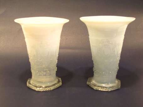 Paire de vases. Verre moulé et opalisé, clair en 