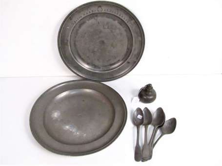 Lot d'objets en étain. Deux plats de service, Dia 