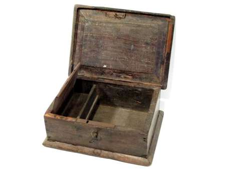 Coffret à valeurs du XVII eme siècle. Bois 