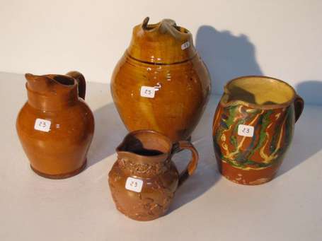 Ensemble de quatre petites poteries d'origines et 