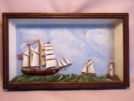 Diorama maritime. A motif de deux demies-coques et