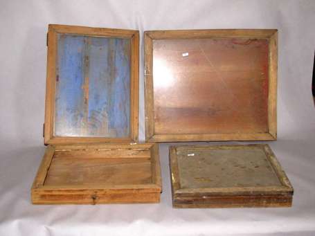 Quatre petites vitrines de table. Bois. Deux 