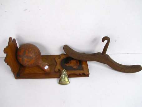 Lot d'objets divers. Porte manteau en bois de 