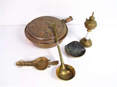 Lot d'objets divers en cuivre et laiton. Une 