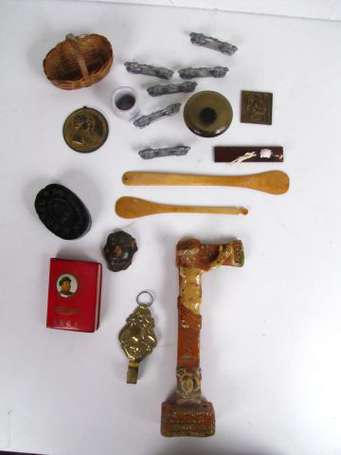 Lot de divers petits objets. Pain de cire, 