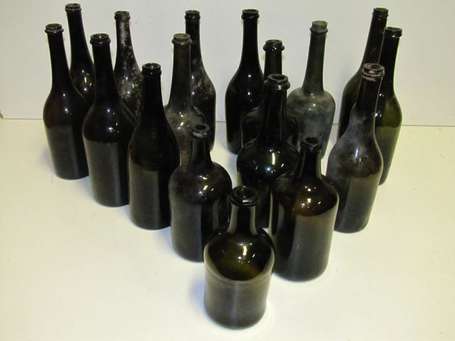 Lot de 17 bouteilles en verre à traces du pontil. 