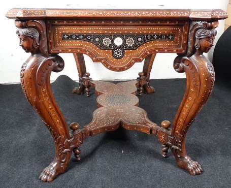 Table de milieu de style Renaissance, ouvrant par 