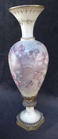 Vase balustre reposant sur piédouche en porcelaine