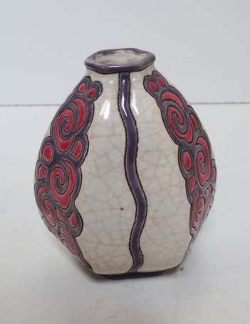Longwy. Vase ovoïde de forme hexagonale et à pans 