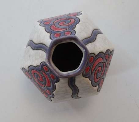 Longwy. Vase ovoïde de forme hexagonale et à pans 