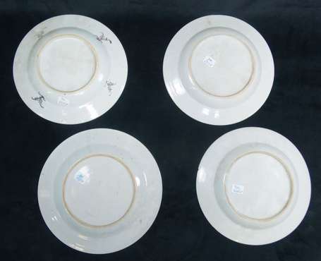 Lot de quatre assiettes en porcelaine de la Chine 