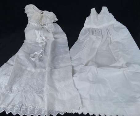 Robe de baptême en coton ajouré et brodé de fleurs