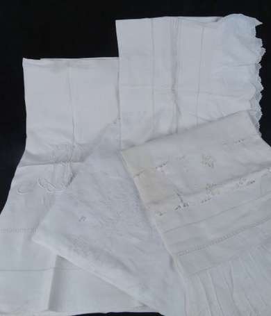 2 draps et 2 taies de traversin en coton à décor 