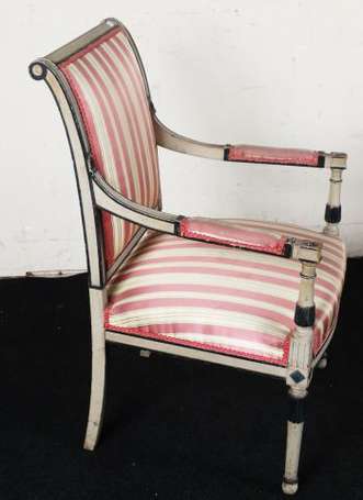Canapé et deux fauteuils en bois laqué gris 