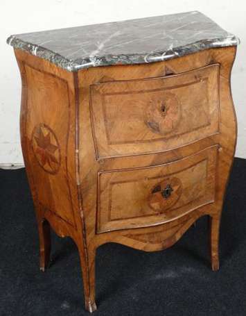 Petite commode galbée de style Louis XV en bois de