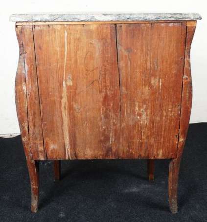 Petite commode galbée de style Louis XV en bois de