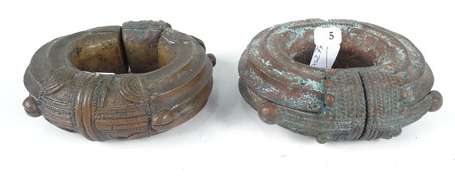 Deux anciens bracelets à clavette en bronze. 