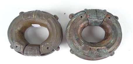 Deux anciens bracelets à clavette en bronze. 