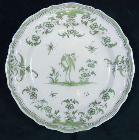Moustiers. Assiette en faïence à décor d'un oiseau