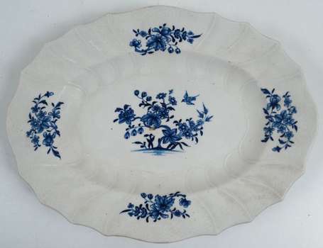 Tournai. Plat ovale en porcelaine tendre à motifs 