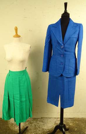 MICHEL GOMA - Un tailleur jupe en lin bleu, une 