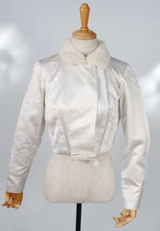 Veste en satin blanc, le col en vison blanc, vers 