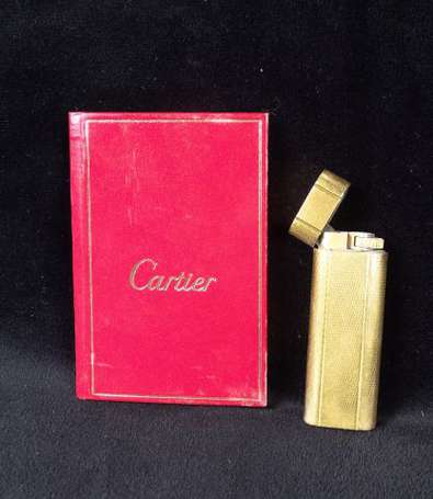 Cartier Briquet Must en métal doré guilloché 