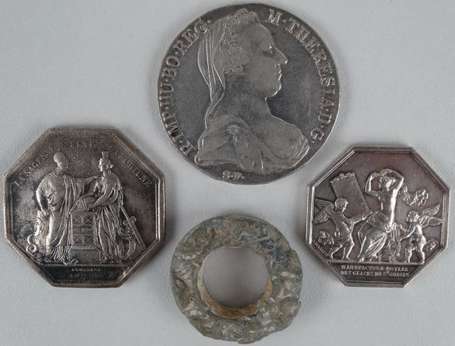Lot de 5 monnaies divers + 2 jetons. 2 pièces 