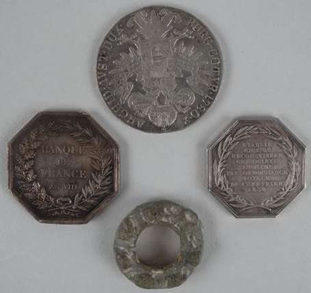 Lot de 5 monnaies divers + 2 jetons. 2 pièces 