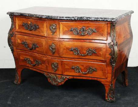 Commode tombeau en bois de placage, ouvrant par 