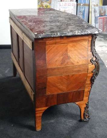 Commode tombeau en bois de placage, ouvrant par 