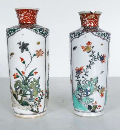 Chine. Deux  petits vases rouleau en porcelaine de