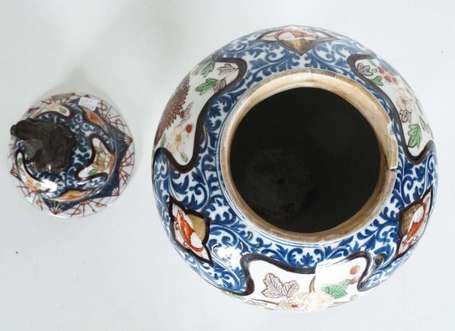 Japon. Vase couvert en porcelaine à décor floral 