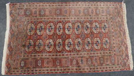 Tapis  Boukhara. 191 x 113,5 cm.