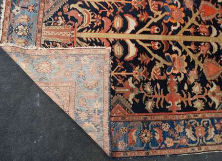 Tapis à décor d'un arbre de vie sur fond bleu. 184