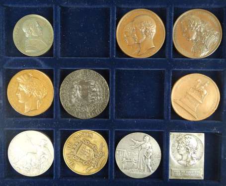 Coffret contenant 12 médailles dont 2 en argent. 