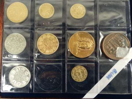 Coffret contenant 12 médailles dont 2 en argent. 