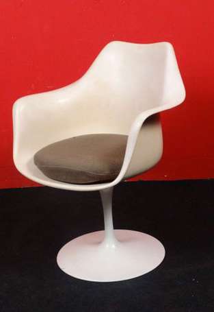 Eero Saarinen. Fauteuil tulipe, coque en fibre de 