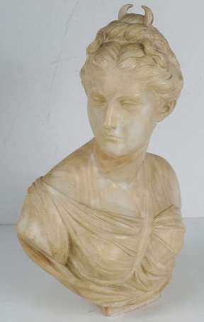 Buste de Diane Chasseresse en marbre patiné. Haut:
