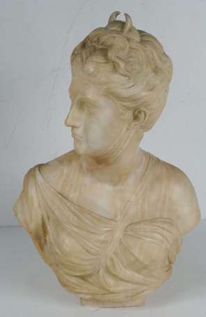 Buste de Diane Chasseresse en marbre patiné. Haut: