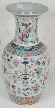 Chine. Vase balustre en porcelaine de la famille 