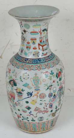 Chine. Vase balustre en porcelaine de la famille 