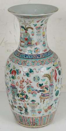 Chine. Vase balustre en porcelaine de la famille 