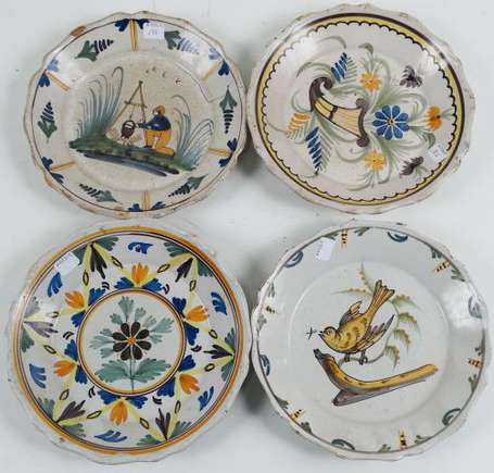 Lot de quatre assiettes en faïence polychrome à 