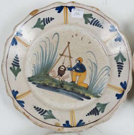 Lot de quatre assiettes en faïence polychrome à 