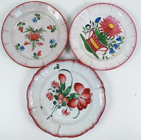 Est. Lot de trois assiettes à motif floral, les 