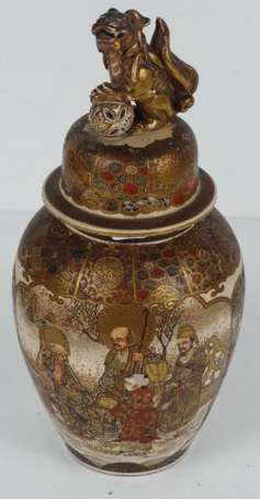 Japon. Vase couvert en porcelaine de Satzuma à 