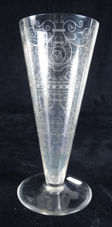 Grand verre en cristal gravé de rinceaux. Travail 