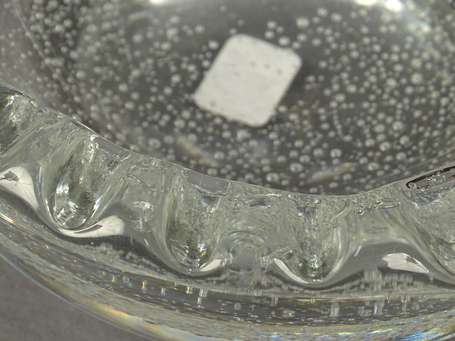 DAUM - Cendrier en cristal souffle-moulé bullé. 