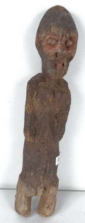 Ancienne statuette masculine les bras ramenés sur 